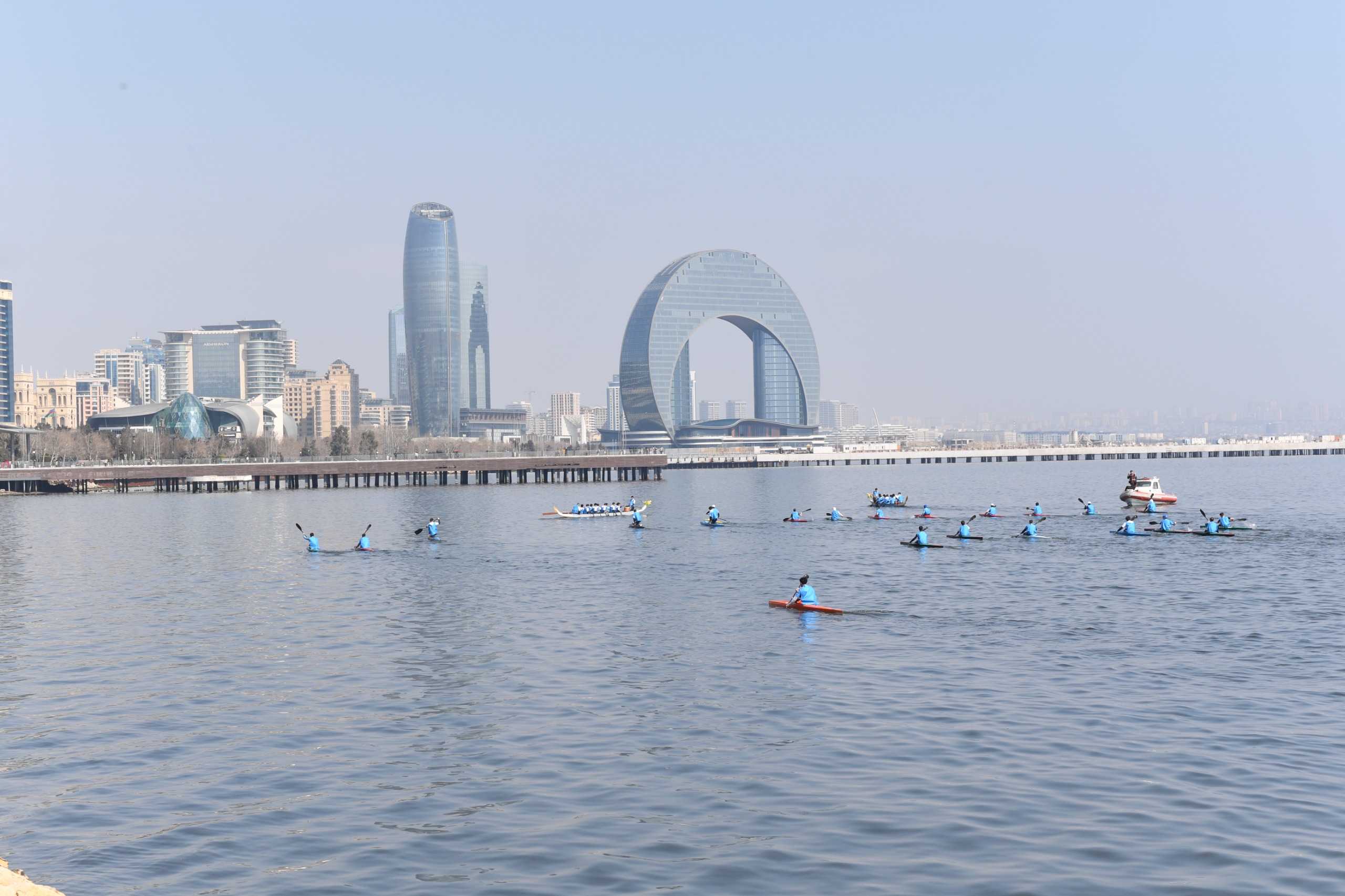 Bakıda Xəzərin suları avarçəkmə və yelkənli qayıqlarla bəzəndi (FOTO)